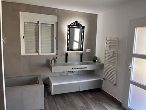 تجهيزات دش، مجففات شعر، مناشف، ورق حمّام