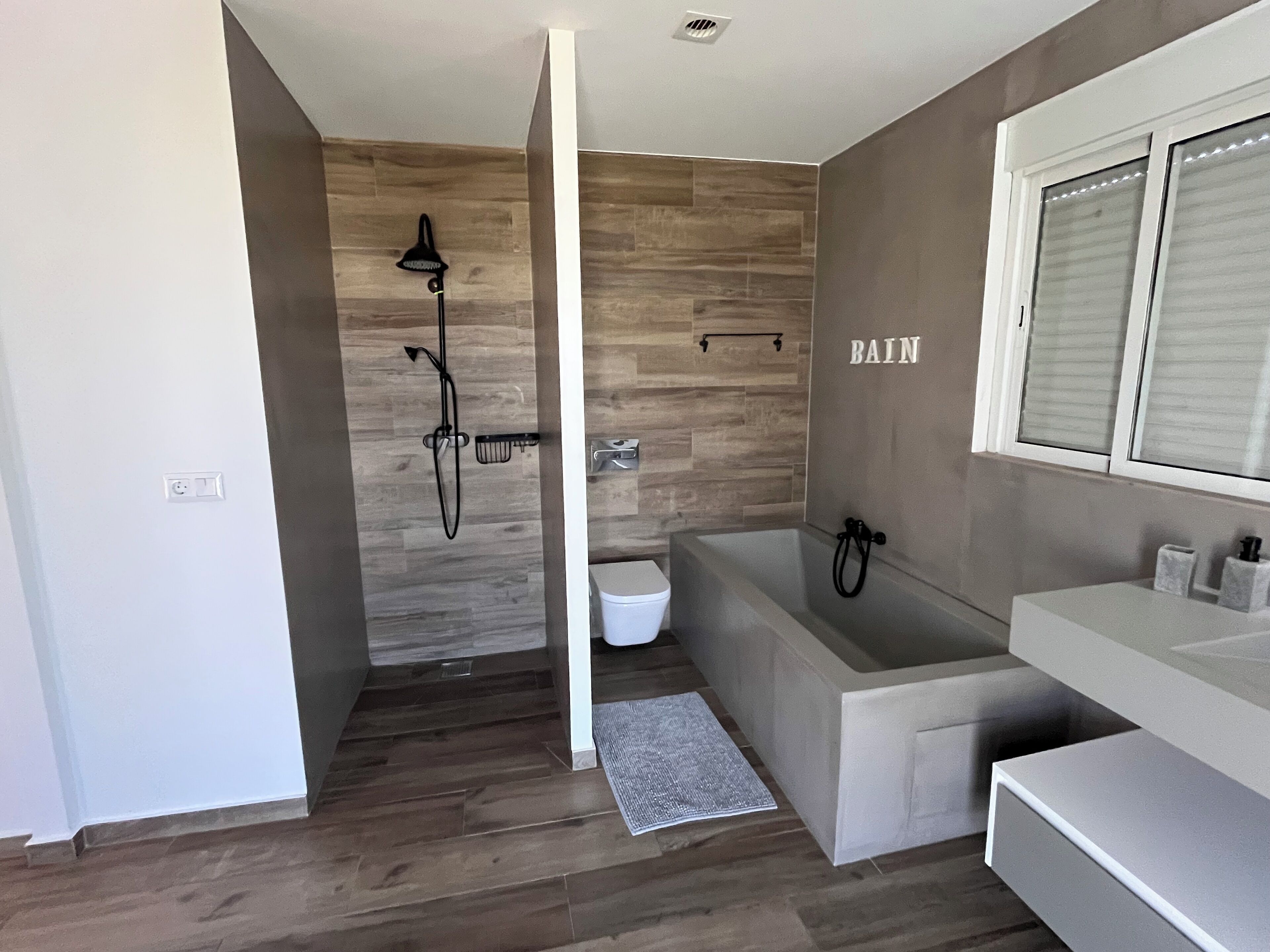 Chuveiro, secador de cabelo, toalhas de banho, papel higiênico