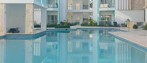 2 piscinas al aire libre