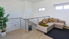 Apartamento, sacada, vista para o jardim | Área de estar
