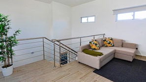 Apartamento, sacada, vista para o jardim | Área de estar