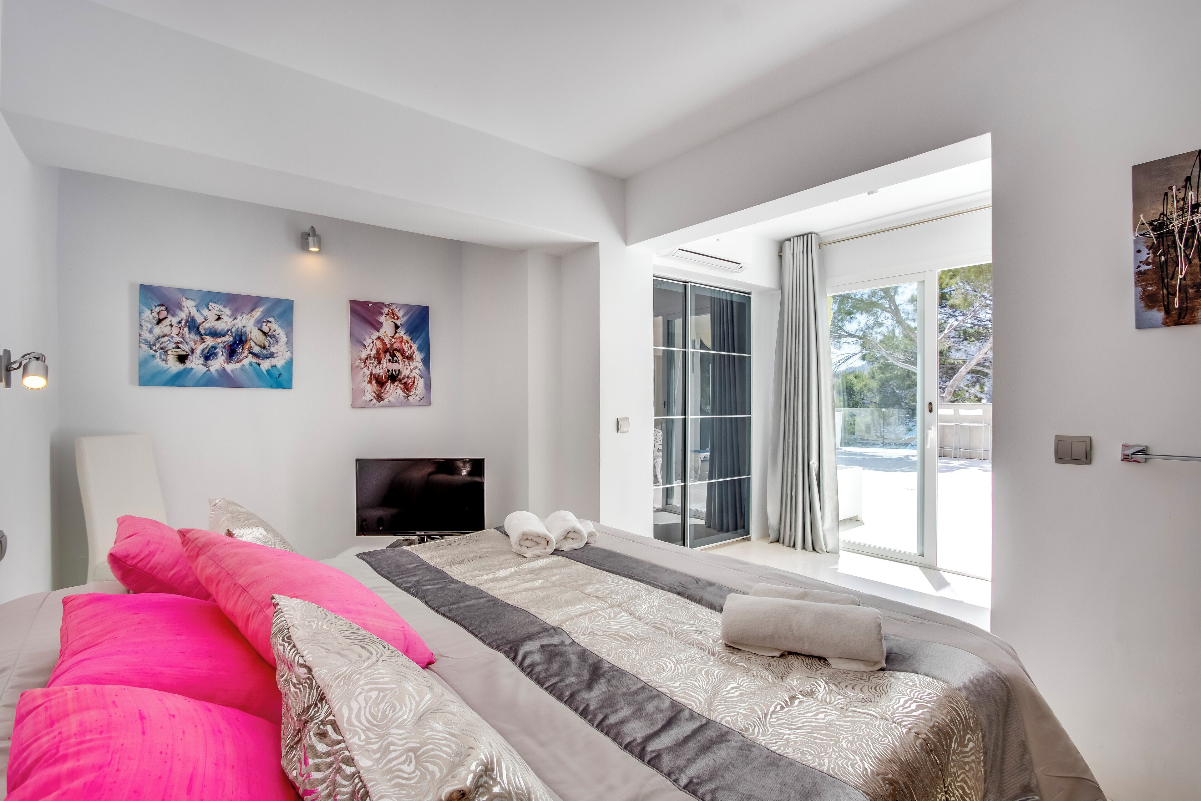 6 bedrooms, iron/ironing board, WiFi, bed sheets