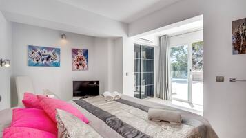 6 bedrooms, iron/ironing board, WiFi, bed sheets