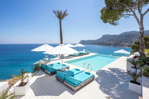 TREMENDOUS HOUSE " PEARL"  IN THE BEST AERA OF IBIZA ON THE FRONT LINE OF SEA