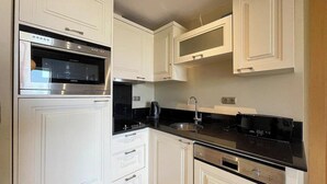 Private kitchen - Goldcity 5 Stars Resort Flat sea View and Aquapark (Alanya)