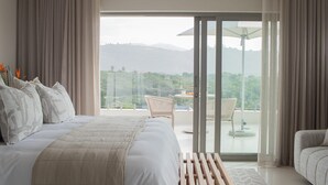 Suite, 1 kingsize bed, balkon, uitzicht op zee | Een kluis op de kamer, een bureau, verduisterende gordijnen, gratis wifi