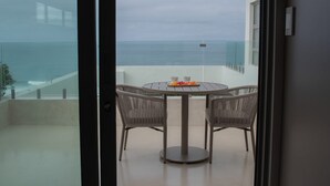 Suite, 1 kingsize bed, balkon, uitzicht op zee | Buiten dineren
