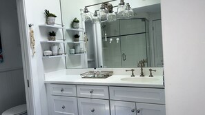 Dusche, Haartrockner, Handtücher, Toilettenpapier