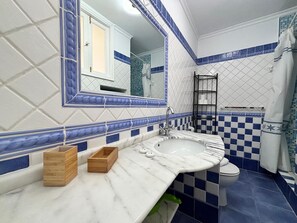 Douche, sèche-cheveux