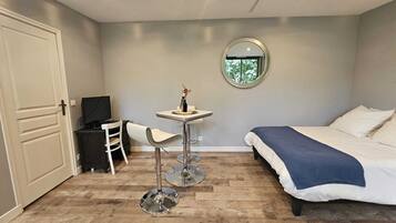 1 bedroom, desk, free WiFi, bed sheets
