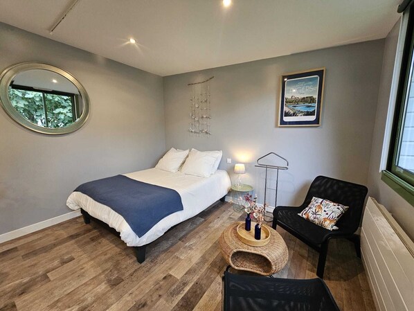Desk, free WiFi, bed sheets