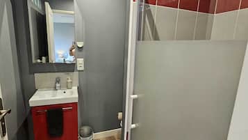 Shower, towels, soap, toilet paper