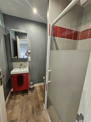 Dusche, Handtücher, Seife, Toilettenpapier