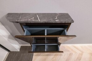 A corner storage unit with a marble top, wooden drawers, and a blue interior. - LaVie Hatsudai (Tokyo)