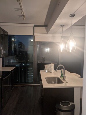 Four à micro-ondes, un four, surface de cuisson, lave-vaisselle