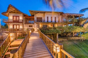 Fachada de la propiedad por la tarde o noche