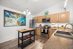 ثلاجة، ميكروويف، فرن، موقد طهي مسطح