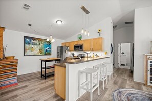 Réfrigérateur, four à micro-ondes, un four, surface de cuisson