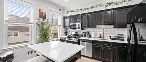 冷蔵庫、電子レンジ、オーブン、コンロ