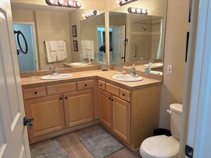 Hårføner, håndklær, såpe og toalettpapir