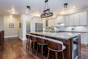 Fridge, microwave, oven, stovetop - Large Innisfil Lakeview Cottage with a Sauna and steps to Lake Simcoe (Innisfil)