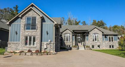Large Innisfil Lakeview Cottage with a Sauna and steps to Lake Simcoe