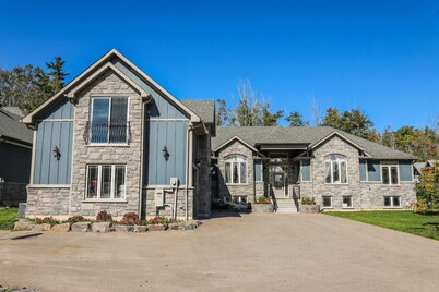 Large Innisfil Lakeview Cottage with a Sauna and steps to Lake Simcoe