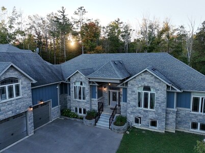 Large Innisfil Lakeview Cottage with a Sauna and steps to Lake Simcoe