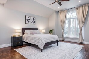 9 bedrooms, desk, iron/ironing board, free WiFi - Large Innisfil Lakeview Cottage with steps to Lake Simcoe (Innisfil)