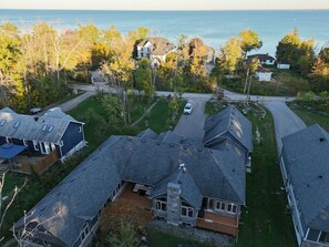 Exterior - Large Innisfil Lakeview Cottage with steps to Lake Simcoe (Innisfil)