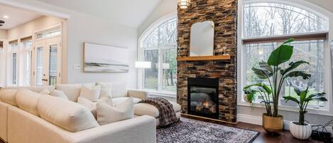 Smart TV, chimenea, videojuegos y futbolito