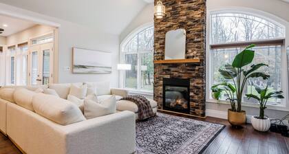 Large Innisfil Lakeview Cottage with steps to Lake Simcoe