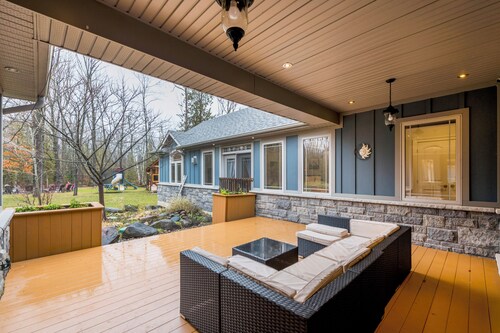 Large Innisfil Lakeview Cottage with steps to Lake Simcoe