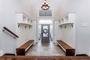 Interior - Large Innisfil Lakeview Cottage with a Sauna and steps to Lake Simcoe (Innisfil)