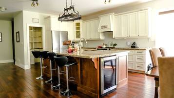 冷蔵庫、電子レンジ、オーブン、コンロ