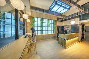 Un intérieur moderne avec un espace bar, de grandes fenêtres et un plafond haut.