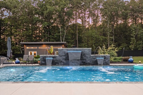 Adult Only Private Resort. Hot tub-Garden Fireplace-Pool. Reserve It All!