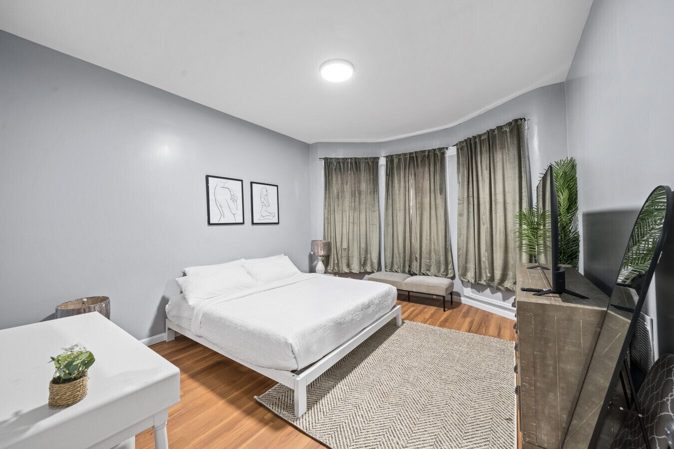 6 chambres, bureau, fer et planche à repasser, lit de bébé portatif