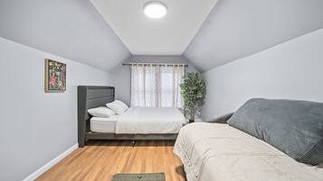 6 habitaciones, escritorio y tabla de planchar con plancha