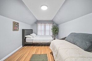 6 bedrooms, desk, iron/ironing board, travel cot