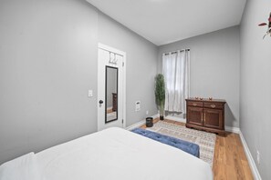 6 slaapkamers, een bureau, een strijkplank/strijkijzer, reisbedje