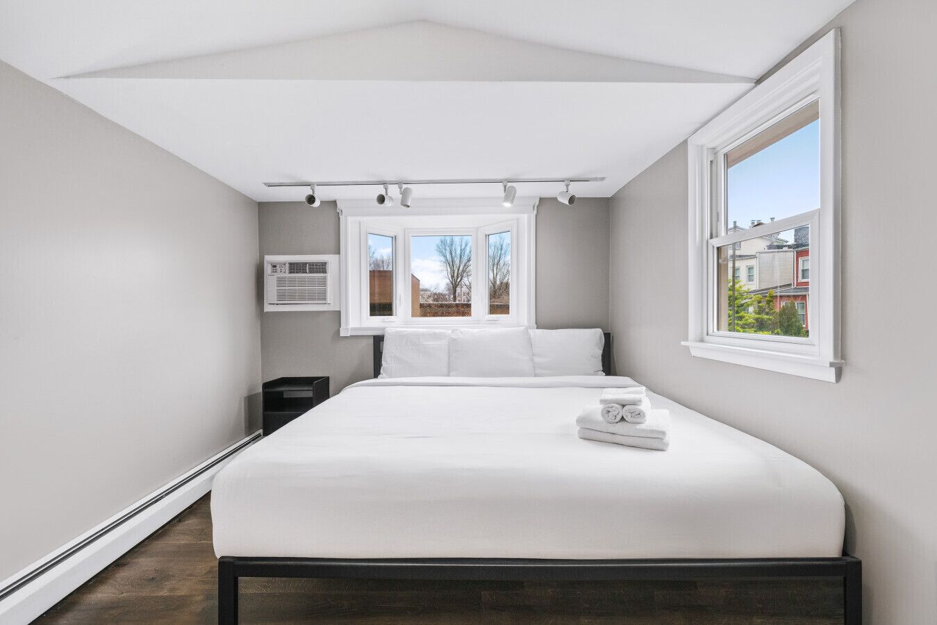 6 soveværelser, skrivebord, strygejern/strygebræt, weekendseng