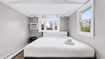 6 habitaciones, escritorio y tabla de planchar con plancha