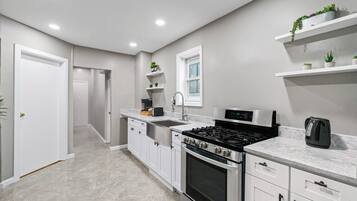 雪櫃、微波爐、焗爐、爐具