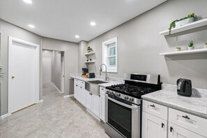 Fridge, microwave, oven, stovetop - Steps from the train, minutes to NYC, sleeps 24 in style (Bayonne)