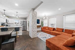 TV, fireplace, video games - Steps from the train, minutes to NYC, sleeps 24 in style (Bayonne)