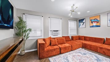 Televisión, chimenea y videojuegos