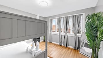 6 habitaciones, escritorio y tabla de planchar con plancha