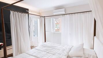 3 bedrooms, desk, iron/ironing board, travel cot