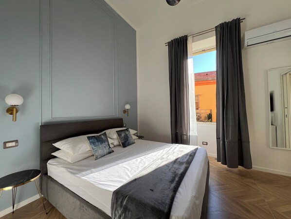 2 bedrooms, iron/ironing board, internet, bed sheets - Comfortable and stylish room near central station and airport (Napoli)